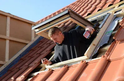 Pose de fenêtre de toit et velux par un couvreur à Gauriaguet